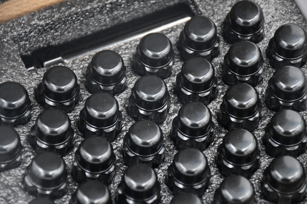 Black 14x1.5 Spline Lug Nuts with Key – 32pc Wheel Lug Kit
