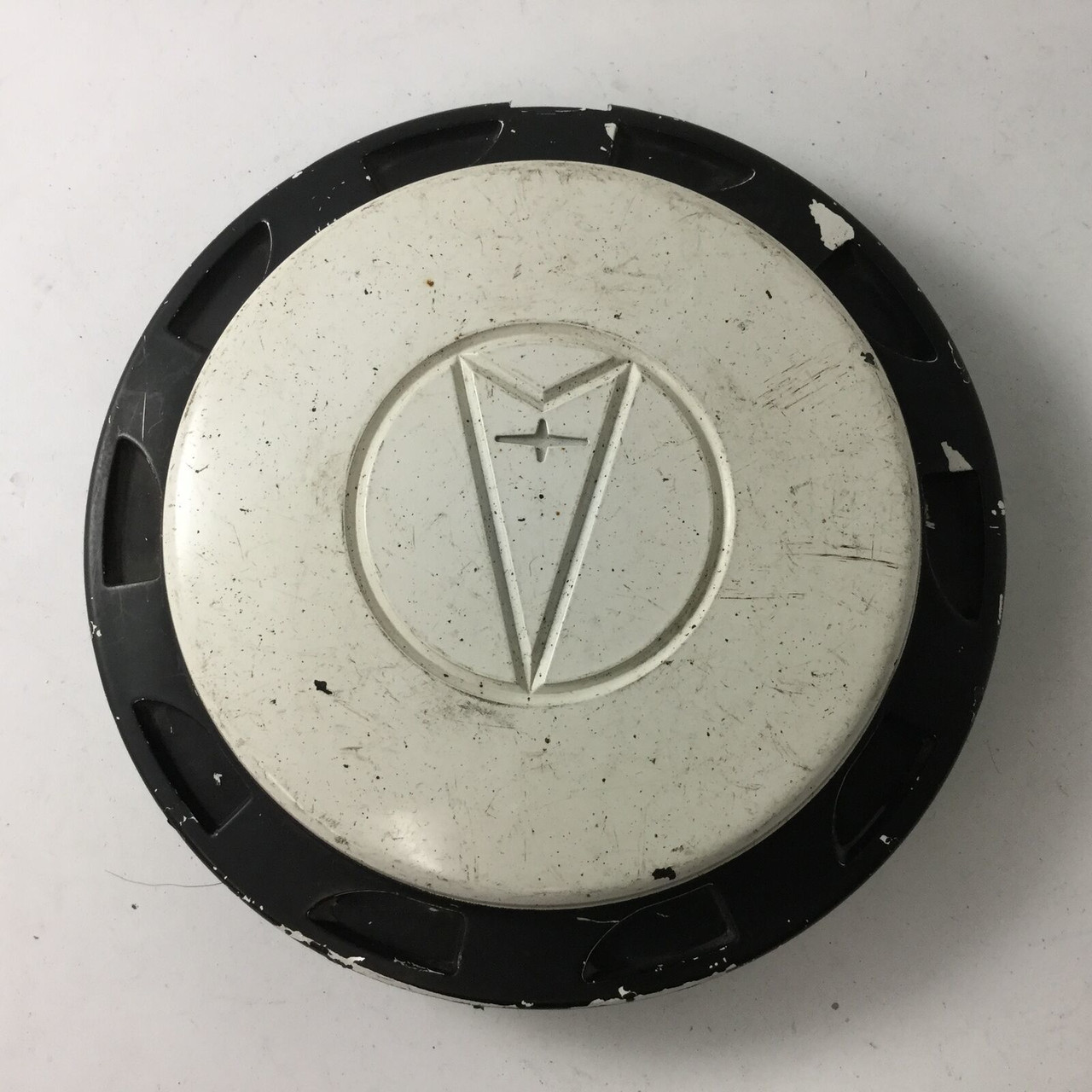 1988-1991 Pontiac Bonneville Factory OEM White Wheel Center Cap 25529982 PO8