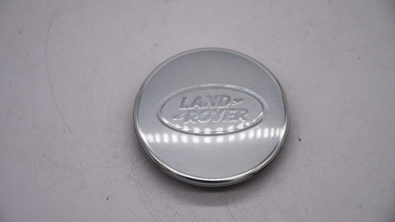 Range Rover Velar silver LR06990 center cap front logo detail