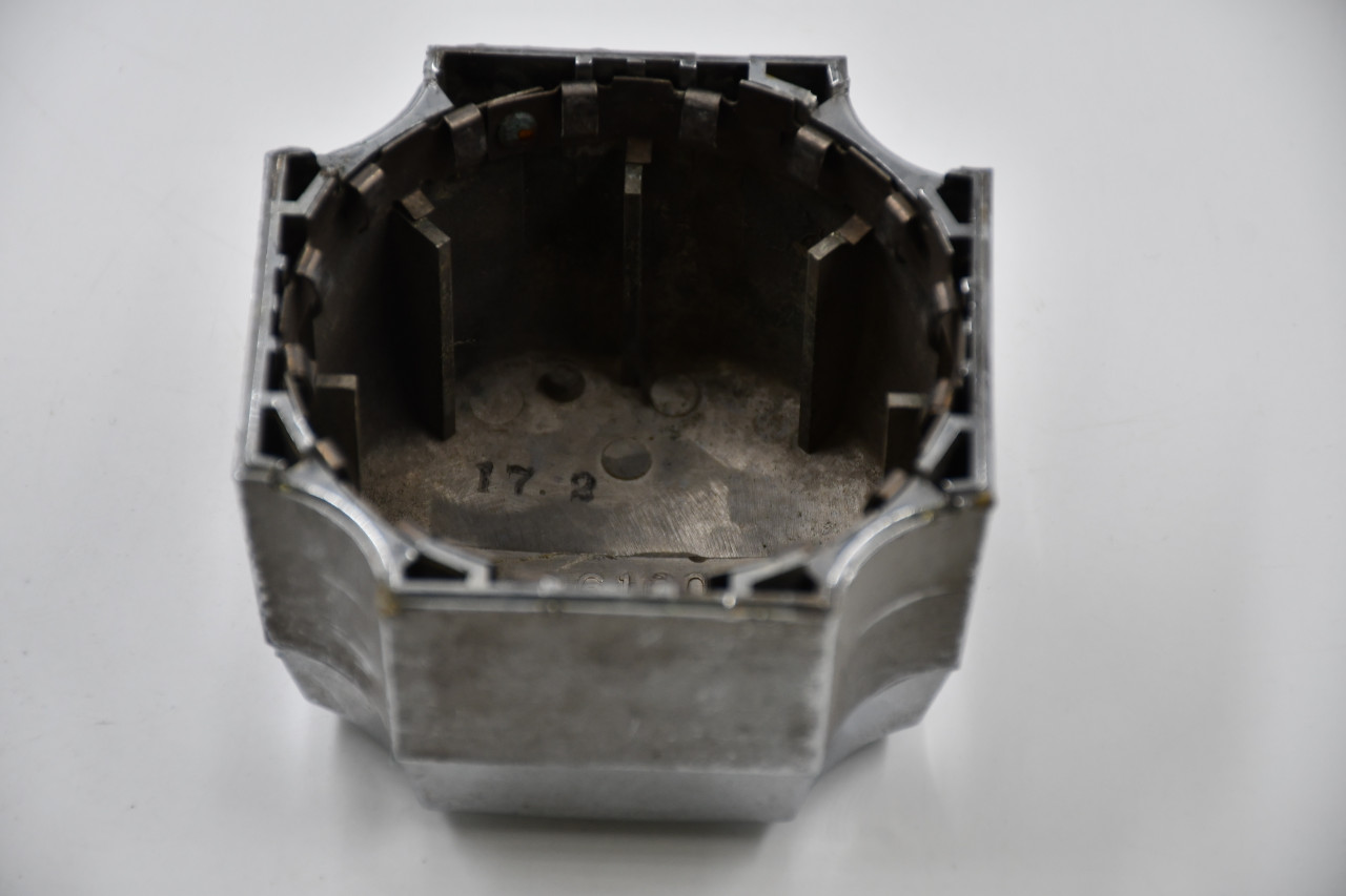 入手不可能TOYOTA CUP'80〜'93 バッジ非売品 250限定/131番 Toyota Chrome w/ Black Logo Wheel Center Cap Hub Cap 6100/TOY 3.25