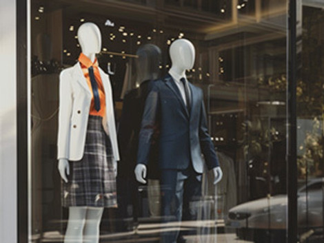 Dynamic Duos: Pairing Male and Female Mannequins in Displays