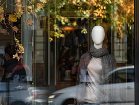 Window Wonders: Designing Show-Stopping Window Displays with Mannequins