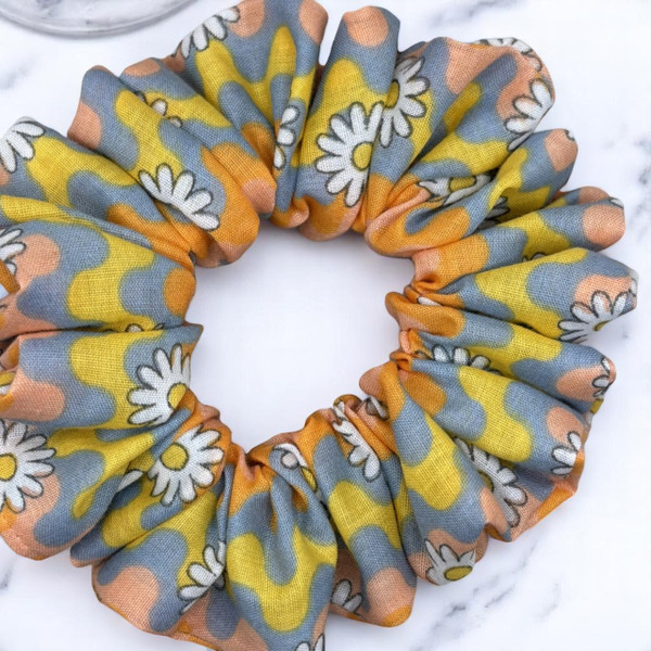 Tuhil Threads Medium Retro Daisy Print Polycotton Scrunchie. Shop Tuhil Threads hair accessories.