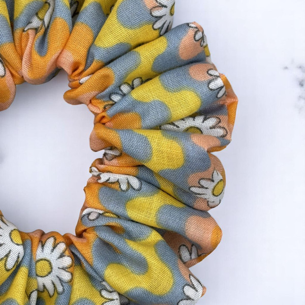 Tuhil Threads Medium Retro Daisy Print Polycotton Scrunchie. Shop Tuhil Threads hair accessories.