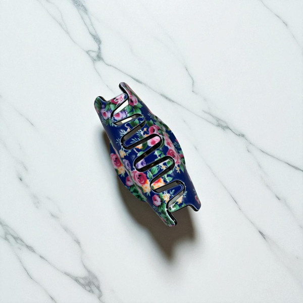 Vintage Rose Floral Acrylic Claw Clip - 6.5cm (Royal Blue). Shop at Tuhil Threads. Vintage Rose Floral Acrylic Claw Clip - 6.5cm (Royal Blue). Shop at Tuhil Threads.