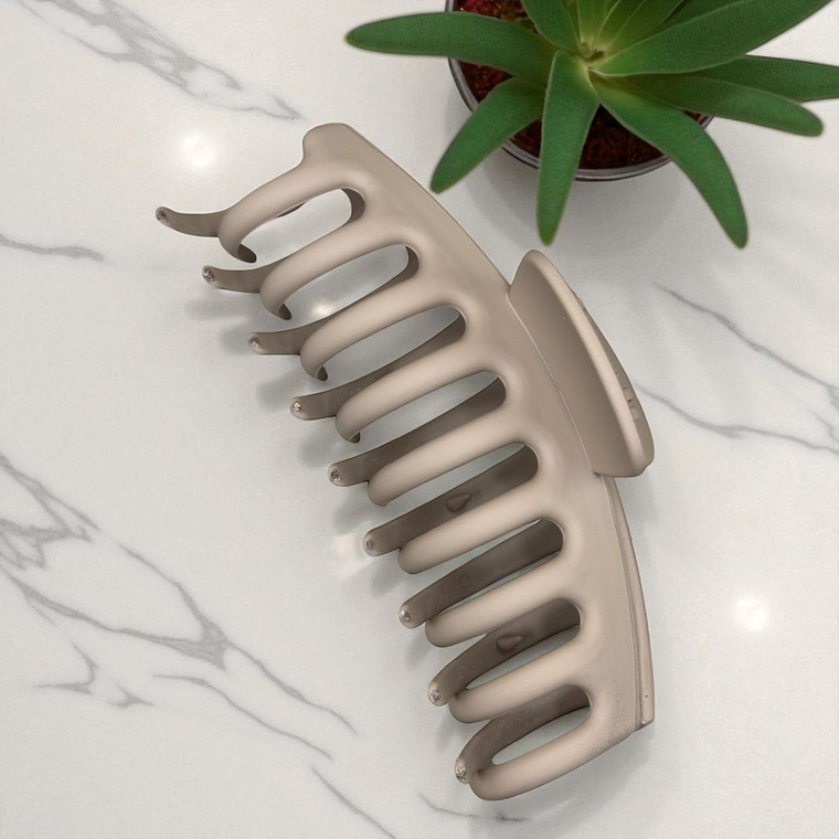 Beige wave-shaped plastic claw hair clip 10.8cm - Tuhil Threads