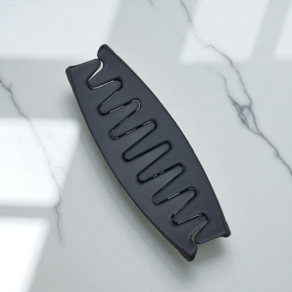 Black curved plastic claw hair clip 9cm - Tuhil Threads Black curved plastic claw hair clip 9cm - Tuhil Threads