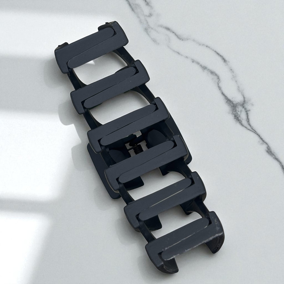 Black spiral plastic claw hair clip 11cm - Tuhil Threads Black spiral plastic claw hair clip 11cm - Tuhil Threads