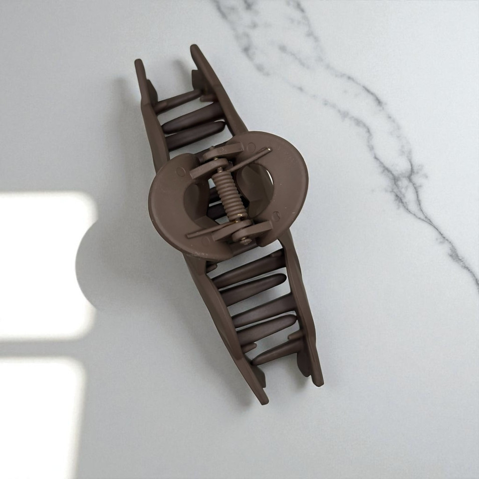 Dark brown twisted plastic claw hair clip 11cm - Tuhil Threads Dark brown twisted plastic claw hair clip 11cm - Tuhil Threads