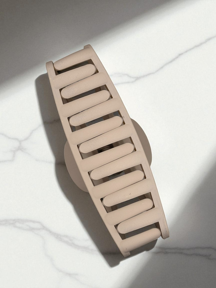 Light cream D-shaped plastic claw hair clip 9cm - Tuhil Threads Light cream D-shaped plastic claw hair clip 9cm - Tuhil Threads