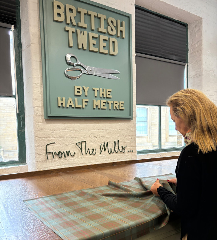 Astrid seleccionando telas en The Mills