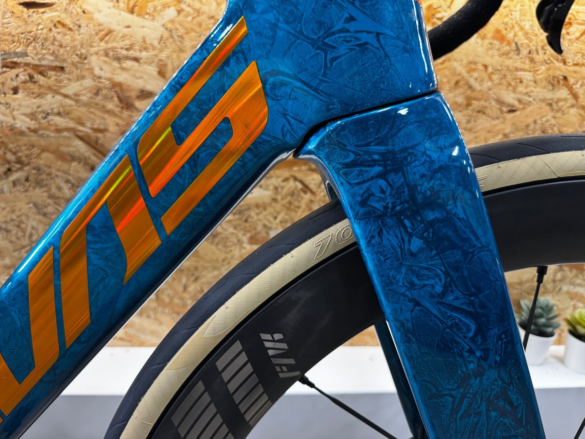 Blue patterned custom paint and bronze Alvas logo on DA54 carbon road bike frame