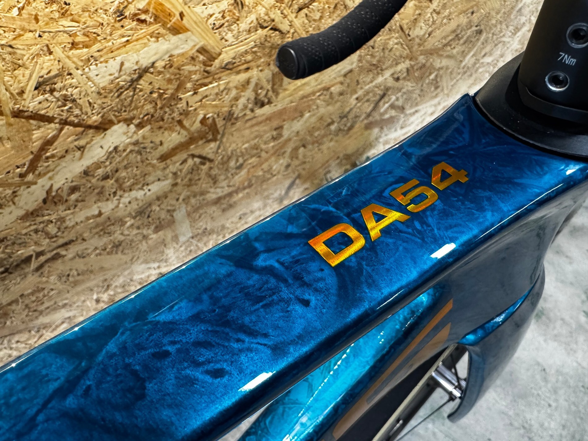 Close-up of custom blue Alvas DA54 top tube paint finish