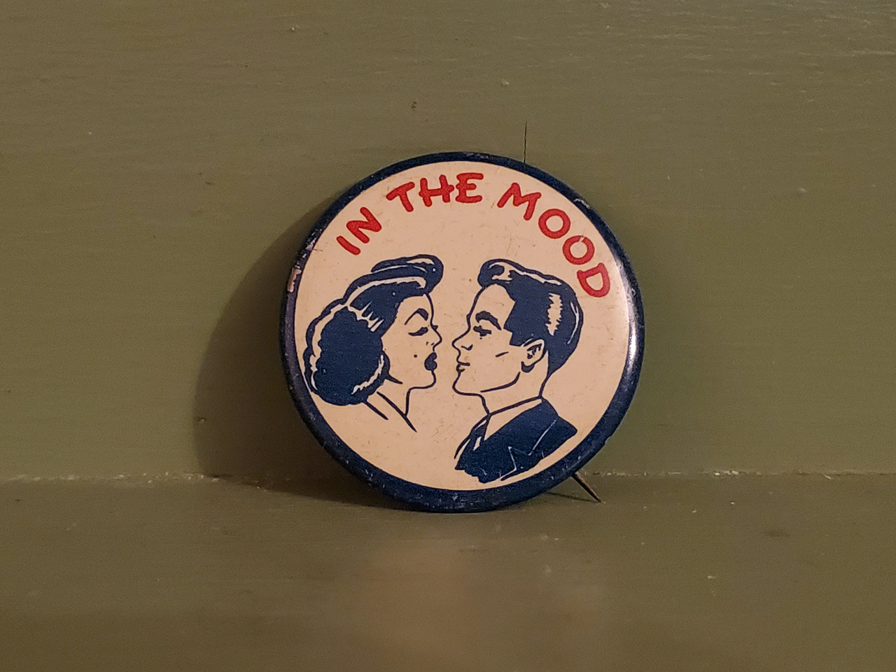 Humor Pin Button Gag Gift Joke Cartoon Novelty Pinup Kiss In The Mood ...