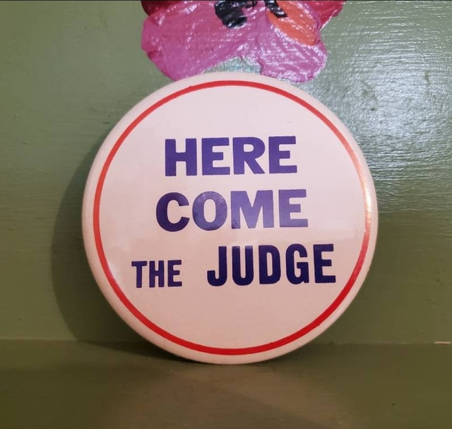 Vintage Funny Pinback button Here Come Judge Sammy Davis