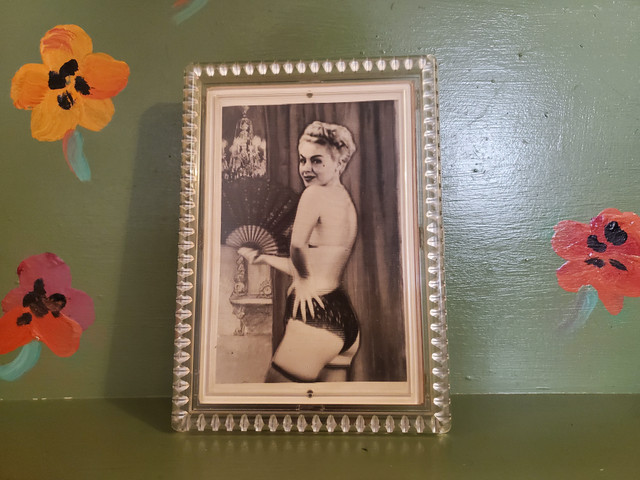 Vintage framed lenticular pinup girl dancing fan wiggle photo