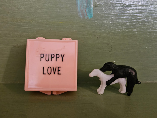 Vintage gag gift figurine puppy love dogs humping