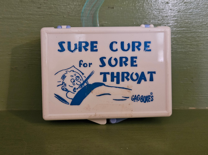 Humor Gag Gift Joke Cartoon Novelty Sore Throat Cure Knife Sick Mid Century Modern Retro Vintage