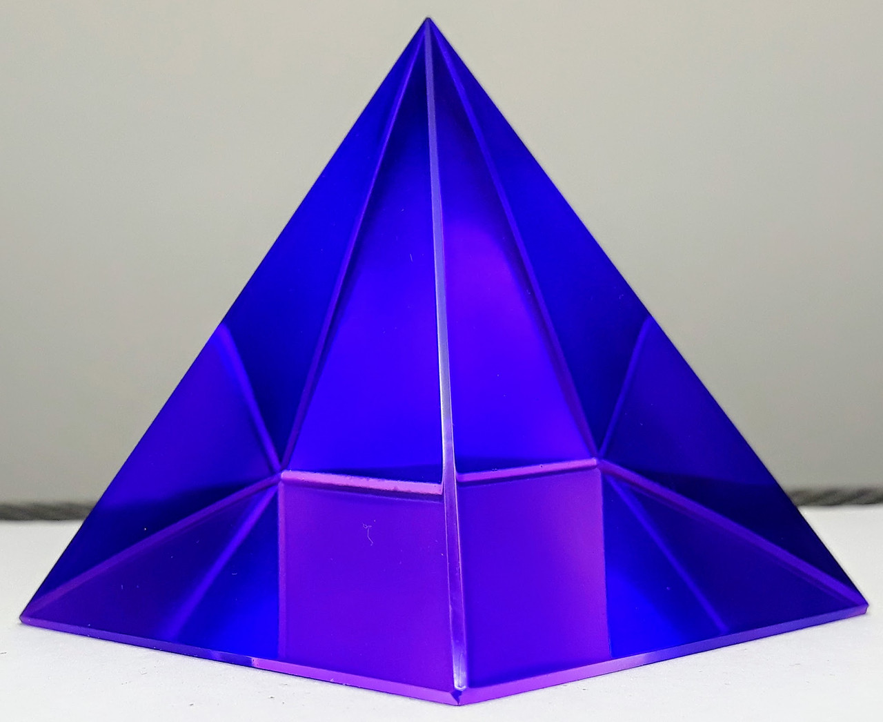 PIRAMIDE CRISTAL AZUL 100MM - BLUE CRYSTAL PYRAMID 100 MM - YEMAYA