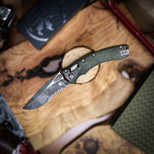 Microtech Amphibian Ram-Lok S/E Outbreak Signature Series Fluted Part Serrate