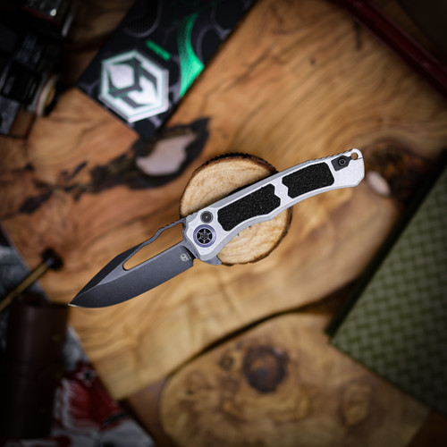 Heretic Knives  Wraith V4 SE Manual Battleworn black Blizzard Chassis Blue TI Collar