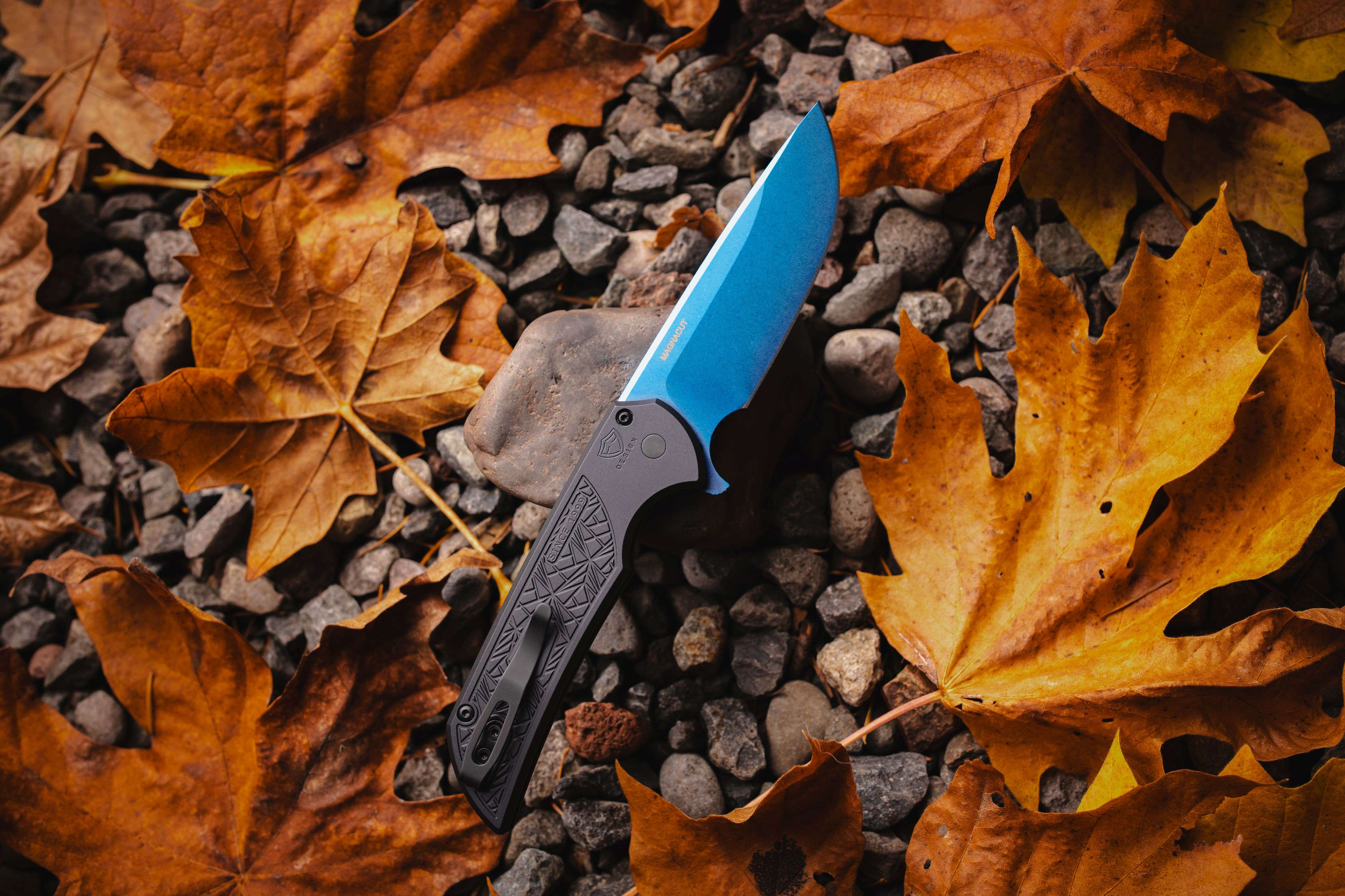 ✧ブルー＆ピンク桜瑪瑙 バタフライス タンド付✧ ProTech Mordax Knife: Sapphire Blue PVD Magnacut Blade & Textured