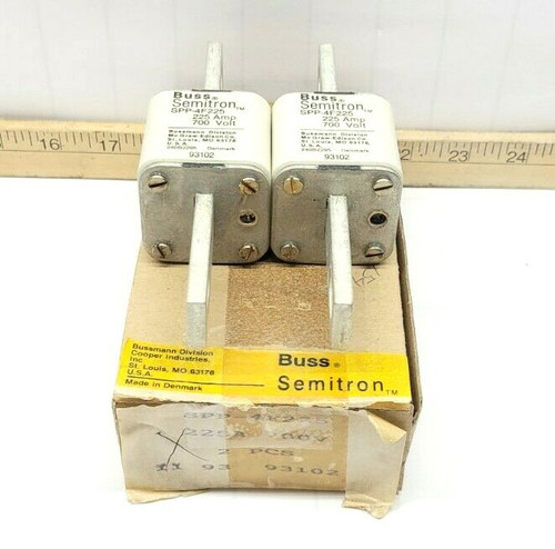 2) New Bussmann Semitron 225 Amp Square Body Fuses 700 VAC  SPP-4F225  LOT OF 2