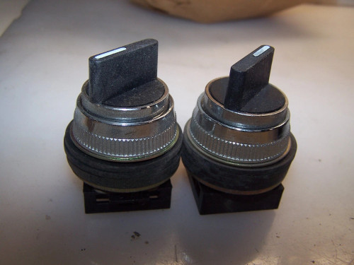 2) NEW AEG 2 POSITION MAINTAINED SELECTOR SWITCH 30/SN-1-A LOT OF 2