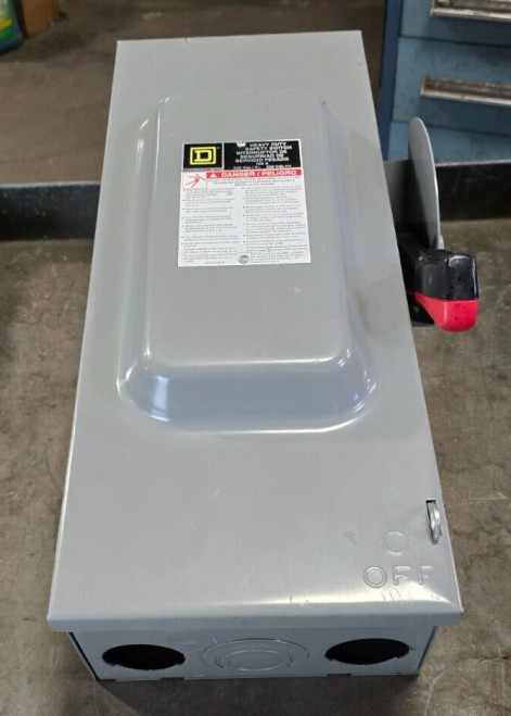 SQUARE D 100 AMP FUSIBLE SAFETY DISCONNECT SWITCH 240 VAC 3 POLE H323N