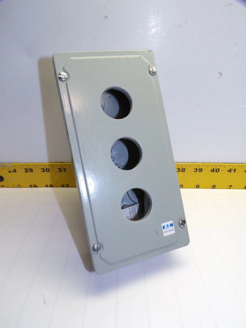 NEW CUTLER HAMMER 3 HOLE PUSHBUTTON STATION 1" ENTRY 10250T/E34