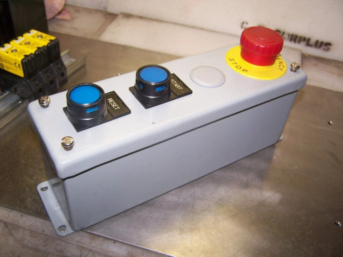 HOFFMAN 4 UNIT PUSHBUTTON ENCLOSURE W /MAINTAINED E-STOP 2 N.O - N.C PUSHBUTTONS