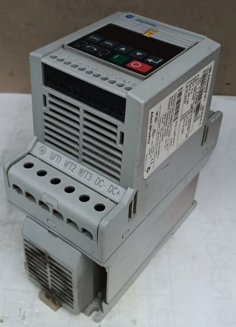 ALLEN BRADLEY 160-AA04NSF1P1 1 HP AC DRIVE 200-240V IN/OUT 3-PHASE 0-240Hz OUT