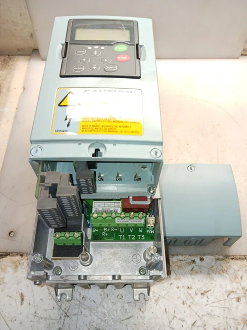 EATON 7.5 HP AC VFD DRIVE 480 VAC SVX006A1-4A1B1 *FOR PARTS*