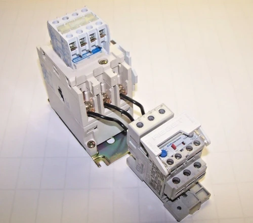 CUTLER HAMMER SIZE 1 MOTOR STARTER 27 AMP 10 HP 600 VAC 120V COIL CN15DN3