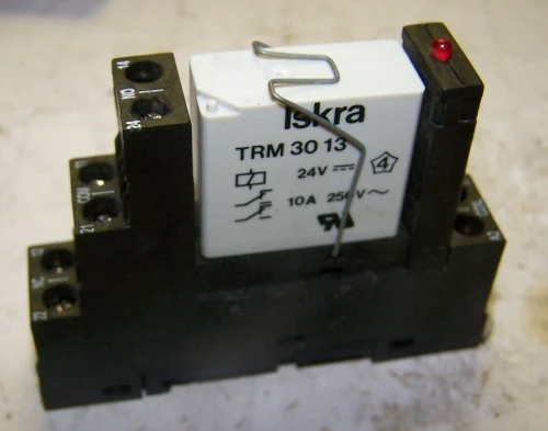 ISKRA TRM3013 RELAY & BASE 24V COIL 8 PIN 10 AMP