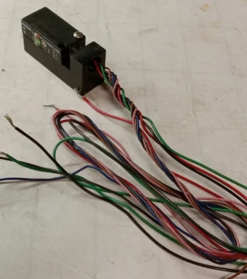 KEYENCE PZ-101 PHOTOELECTRIC SENSOR WITH BUILT IN AMPLIFIER