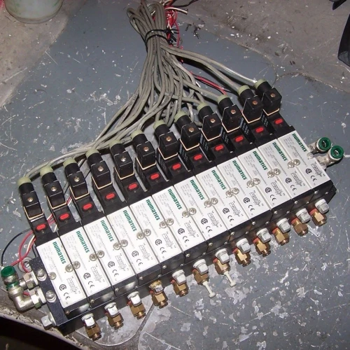 NUMATICS MANIFOLD WITH 12 SOLENOID VALVES 24 VDC COIL 150 PSIG 262BA400A000061