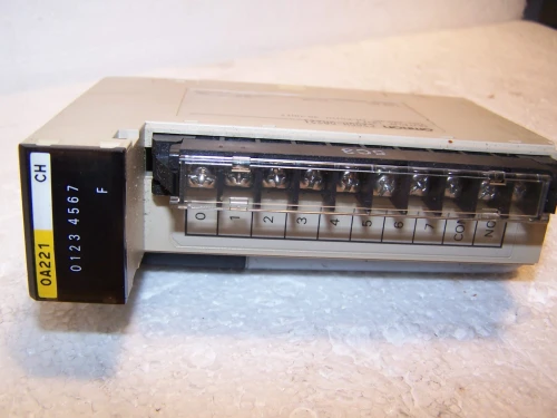 OMRON C200H-OA221 OUTPUT UNIT OMRON OA221 100-240 VAC 1A POINT 4A UNIT