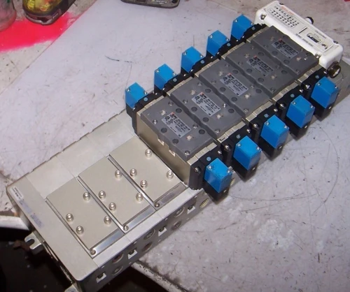 SMC 9 BANK MANIFOLD W/ 5 SOLENOID VALVES VSS8-8-FG-D-3EZ-V1 24 VDC COIL