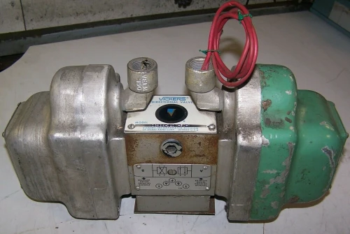 VICKERS DIRECTIONAL VALVE XDG4S4-010N-50 W/ SOLENOID & HOUSING 4 HAZ LOC 288627