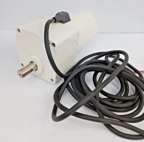New Oriental Motor 90W Water Tight Gear AC Motor 200/230 V FPW690S-9-E1