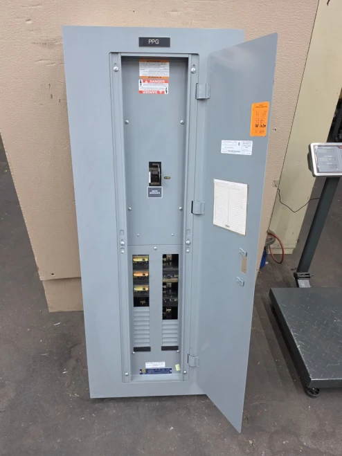 Square D 200 Amp Main Breaker Panelboard 240 VAC 3Ø/3W 42C NQOD442M225CU
