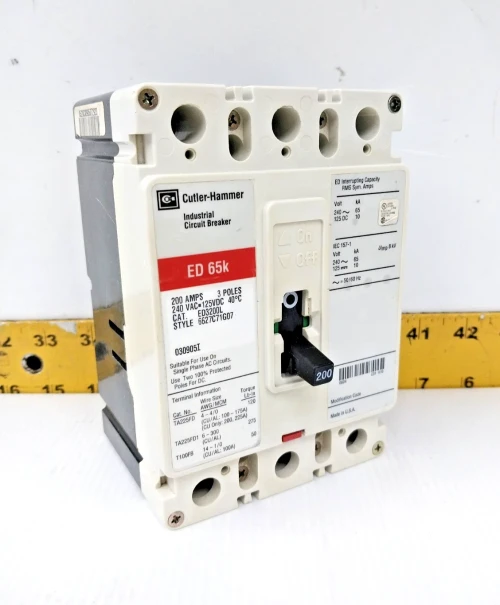 Cutler-Hammer 200 Amp Circuit Breaker 240 VAC / 125 VDC 3 Pole ED3200L