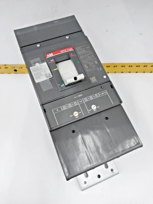 New ABB SACE Reliagear 300 Amp Circuit Breaker 600 VAC 3 Pole XT5HU330ABYN000XXX