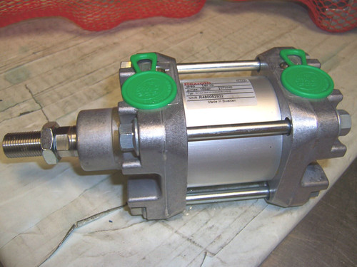 NEW REXROTH PNEUMATIC CYLINDER 63MM BORE 10MM STROKE S2002536