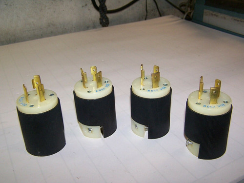 4) NEW HUBBELL 20A 250V TWIST LOK 3-WIRE GROUNDING PLUG MODEL 2321 LOT OF 4