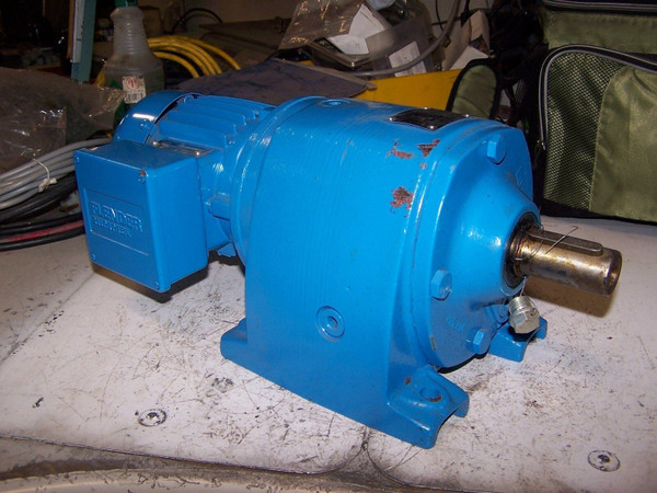 NEW FLENDER 1/2 HP GEARMOTOR 67.05:1 RATIO 575 VAC 3 Ø C32-426-028-2-1