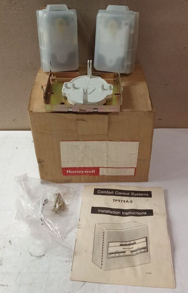 NEW HONEYWELL TP979D1009 DUAL PNEUMATIC THERMOSTAT HEATING/COOLING DIR. ACTING
