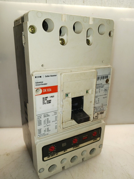 EATON DK3300W CIRCUIT BREAKER 300 AMP 240 VAC 3 POLE KT3300TV RED LABEL *FLAW*