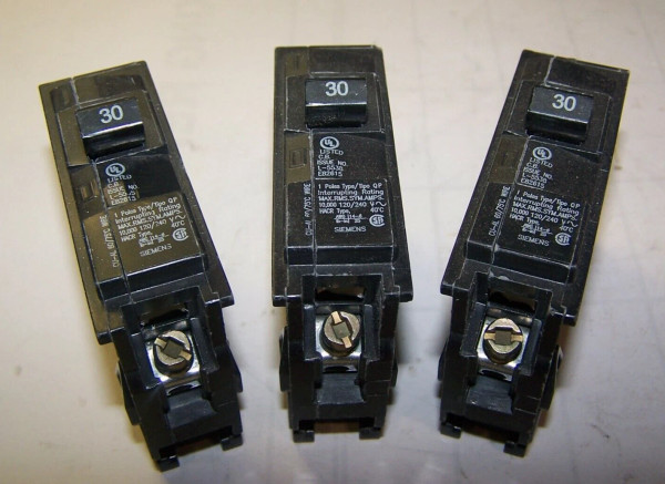 3) SIEMENS 30 AMP CIRCUIT BREAKER 1 POLE 240 VAC Q130 LOT OF 3